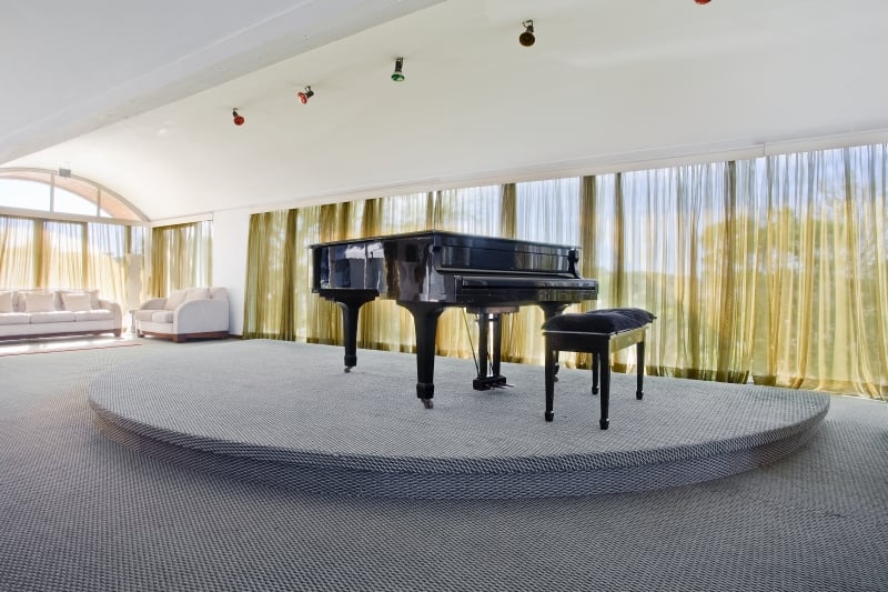 Piano de cauda Yamaha, item de maior valor, foi arrematado por R$ 61 mil