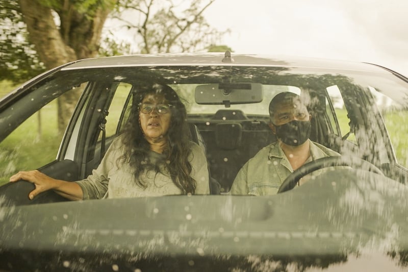 Personagem de Regina Casé foge, mas pega carona com comparsa de Thelma (Adriana Esteves)