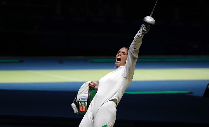 Esgrimista brasileira diz estar pronta e acerta o ritmo intenso das advers&aacute;rias sul-coreanas
