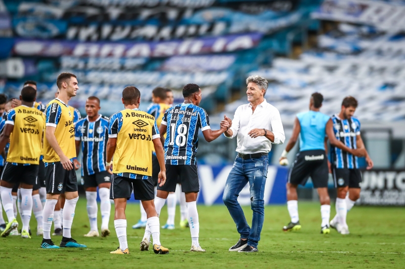 Jovem da base gremista comemorou os dois gols marcados na semana com um abraço no técnico 