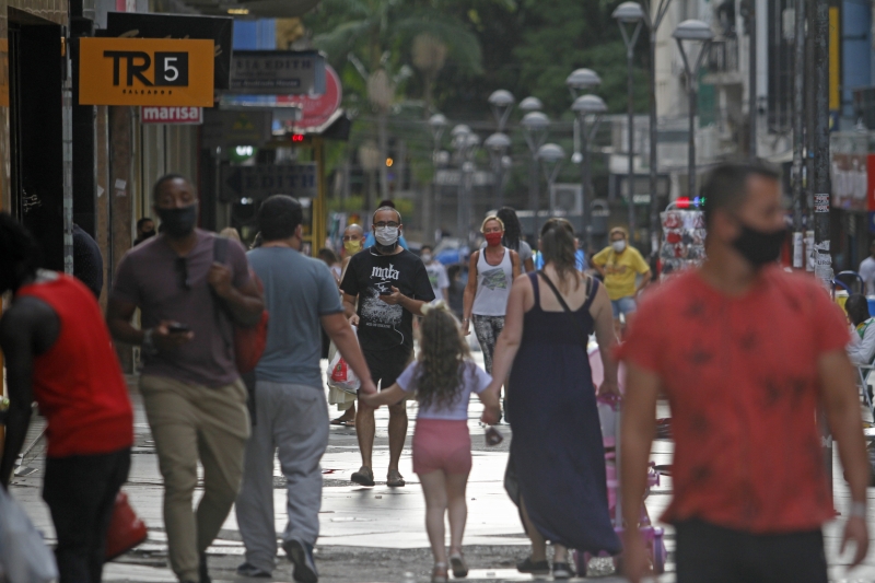 {'nm_midia_inter_thumb1':'https://www.jornaldocomercio.com/_midias/jpg/2021/04/05/206x137/1_ma_050421___centro__8_-9283907.jpg', 'id_midia_tipo':'2', 'id_tetag_galer':'', 'id_midia':'606b8305ce63b', 'cd_midia':9283907, 'ds_midia_link': 'https://www.jornaldocomercio.com/_midias/jpg/2021/04/05/ma_050421___centro__8_-9283907.jpg', 'ds_midia': 'Movimenta&ccedil;&atilde;o nas ruas do centro de Porto Alegre', 'ds_midia_credi': 'MARIANA ALVES/JC', 'ds_midia_titlo': 'Movimenta&ccedil;&atilde;o nas ruas do centro de Porto Alegre', 'cd_tetag': '1', 'cd_midia_w': '800', 'cd_midia_h': '533', 'align': 'Left'}