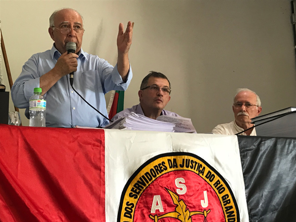 {'nm_midia_inter_thumb1':'https://www.jornaldocomercio.com/_midias/jpg/2021/04/05/206x137/1_paulo2018-9284158.jpg', 'id_midia_tipo':'2', 'id_tetag_galer':'', 'id_midia':'606b9764c781d', 'cd_midia':9284158, 'ds_midia_link': 'https://www.jornaldocomercio.com/_midias/jpg/2021/04/05/paulo2018-9284158.jpg', 'ds_midia': 'presidente da Associa&ccedil;&atilde;o dos Servidores da Justi&ccedil;a do RS, Paulo Olympio', 'ds_midia_credi': 'CAROLINE JARDINE/DIVULGA&Ccedil;&Atilde;O/JC', 'ds_midia_titlo': 'presidente da Associa&ccedil;&atilde;o dos Servidores da Justi&ccedil;a do RS, Paulo Olympio', 'cd_tetag': '1', 'cd_midia_w': '600', 'cd_midia_h': '450', 'align': 'Left'}