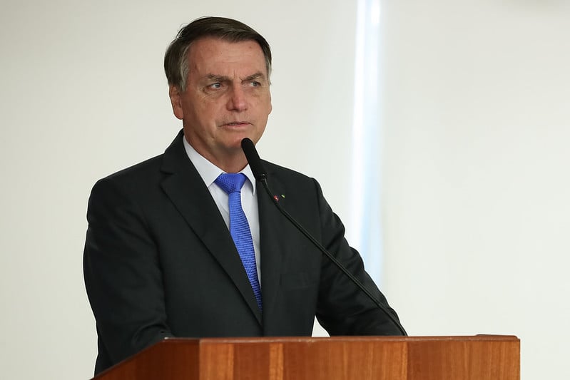Pelo amor de Deus, Omar Aziz, encerra logo essa CPI (da covid), diz Bolsonaro