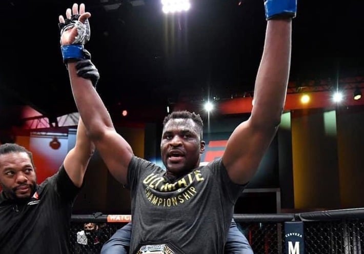 Camaronês Francis Ngannou faturou o terceiro cinturão do UFC para o continente africano
