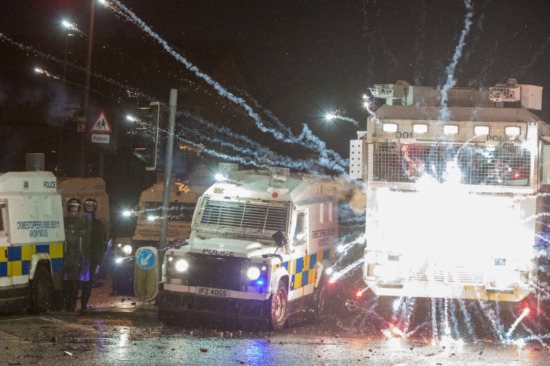 Centenas de jovens de uma região pró-Reino Unido na capital Belfast atearam fogo em um ônibus e atiraram pedras em policiais