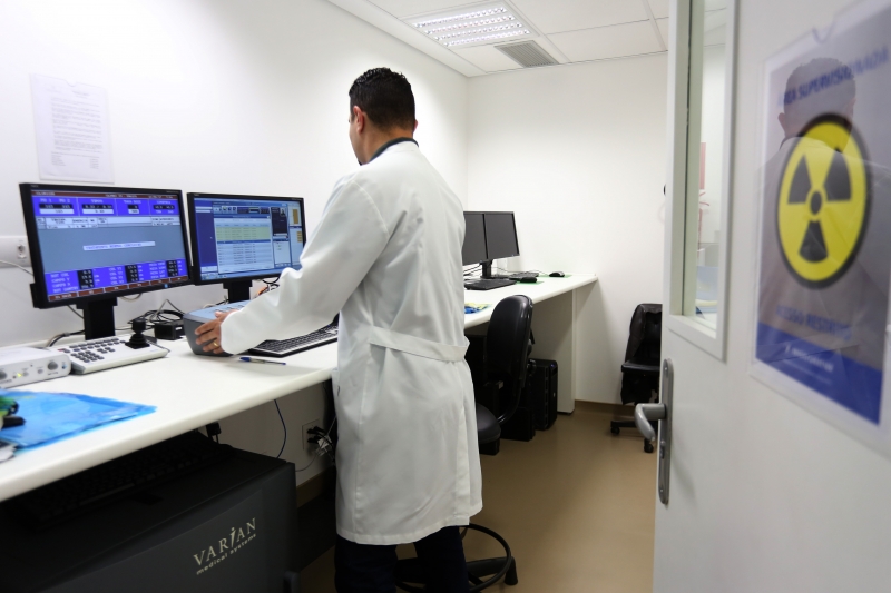 Especialistas alertam para a import&acirc;ncia de continuar os tratamentos, como radioterapia e quimioterapia