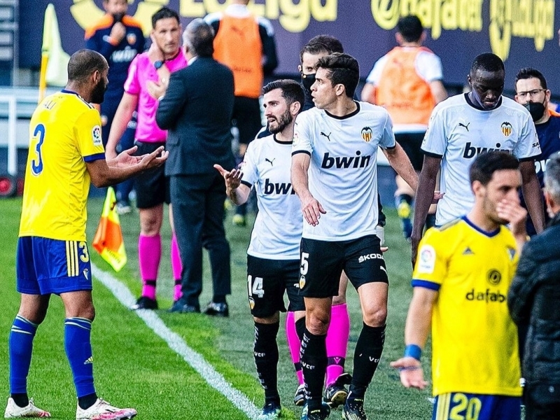 Diakhaby e os companheiros de equipe abandonaram a partida aos 29 minutos do primeiro tempo