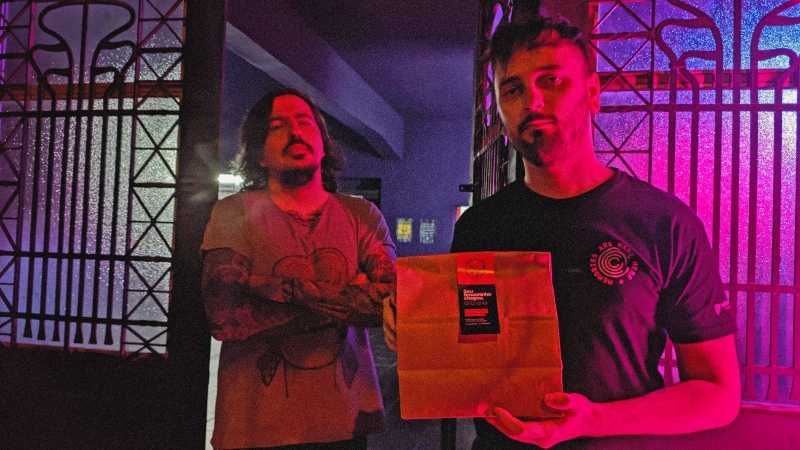 Rafael e Gil seguirão com operação mesmo quando happy hours voltarem Foto: SMASHINHO/DIVULGAÇÃO/JC