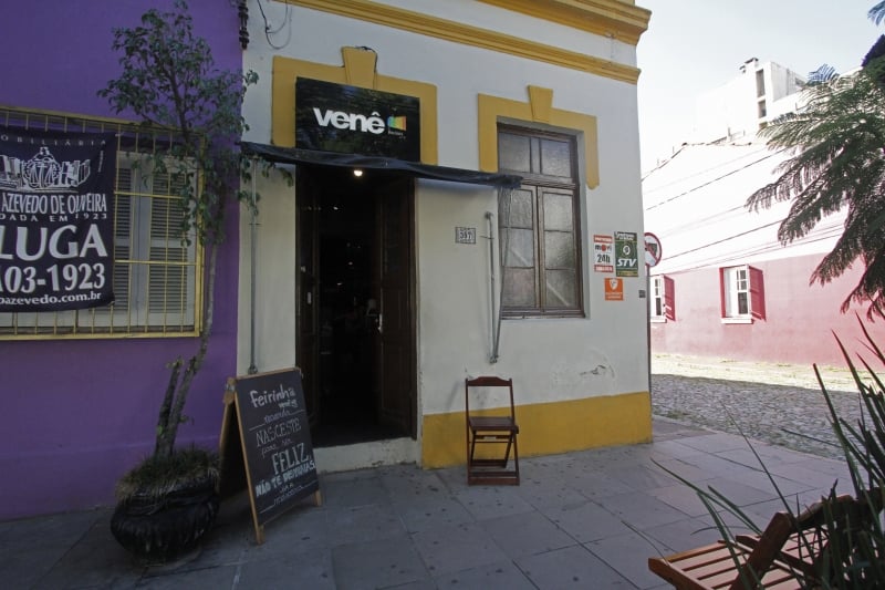 O Venezianos Pub Caf&eacute;, na Travessa dos Venezianos, foi um dos neg&oacute;cios atingidos pela enchente Foto: MARIANA ALVES/JC