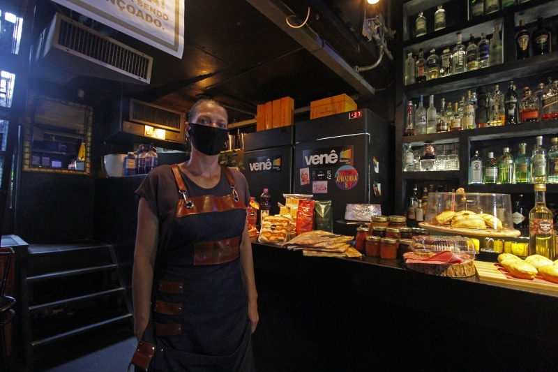 Clarice Decker, do Venezianos Pub, lembra que o preconceito continua  Foto: MARIANA ALVES/JC