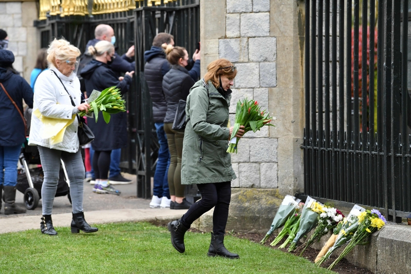 Moradores de Londres depositaram flores diante do Palácio de Buckingham