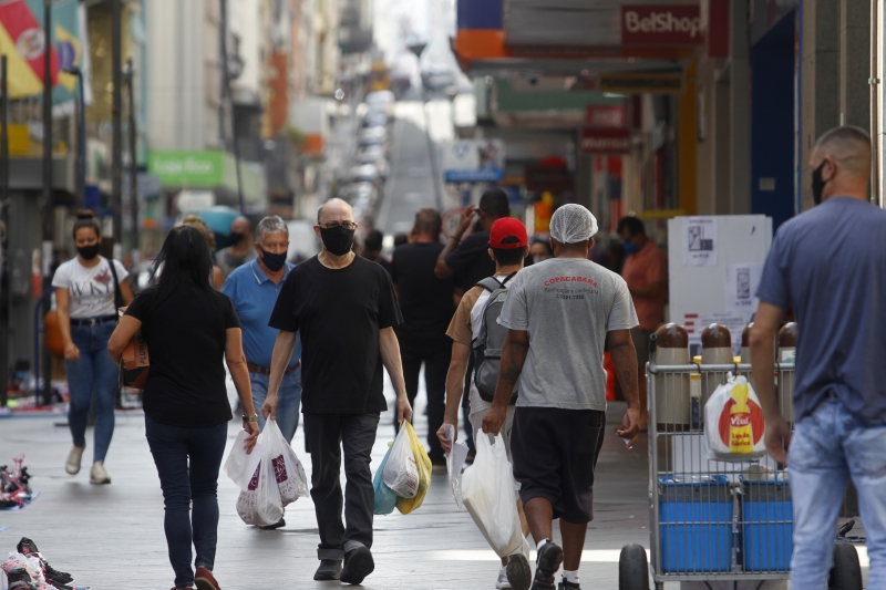 Movimento do comércio de rua de Porto Alegre ainda estava tímido na manhã deste sábado 
