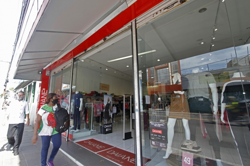 {'nm_midia_inter_thumb1':'https://www.jornaldocomercio.com/_midias/jpg/2021/04/10/206x137/1_ma_100421___centro_e_azenha__2_-9287786.jpg', 'id_midia_tipo':'2', 'id_tetag_galer':'', 'id_midia':'6071bf4e2995d', 'cd_midia':9287786, 'ds_midia_link': 'https://www.jornaldocomercio.com/_midias/jpg/2021/04/10/ma_100421___centro_e_azenha__2_-9287786.jpg', 'ds_midia': 'Loja Daiane', 'ds_midia_credi': 'MARIANA ALVES/JC', 'ds_midia_titlo': 'Loja Daiane', 'cd_tetag': '1', 'cd_midia_w': '800', 'cd_midia_h': '533', 'align': 'Left'}