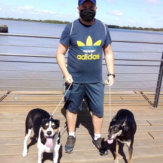 Canedo divide-se entre aulas de Educa&ccedil;&atilde;o F&iacute;sica e atividade de adestrador e dogwalker