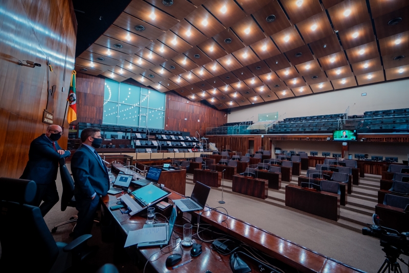 Presidente da casa, Gabriel Souza (d) conduzirá sessão plenária virtual
