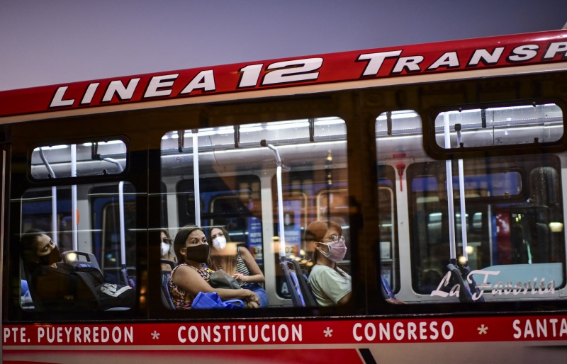 Para embarcar no transporte público em Buenos Aires, é preciso mostrar um código QR em um aplicativo