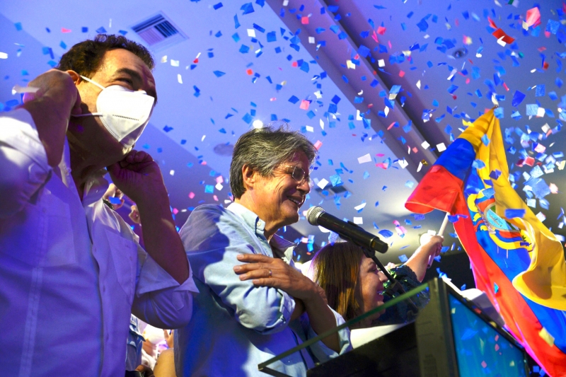 Conservador, Guillermo Lasso (c) celebrou a vitória nas urnas equatorianas