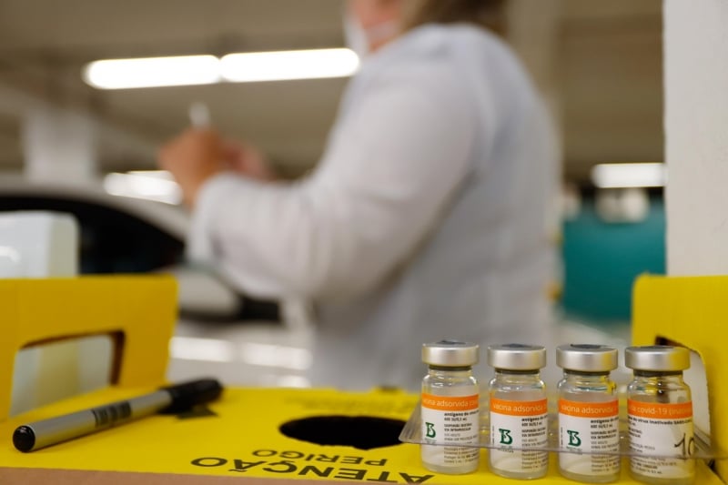 Falta de matéria prima para vacinas pode prejudicar imunização dos gaúchos