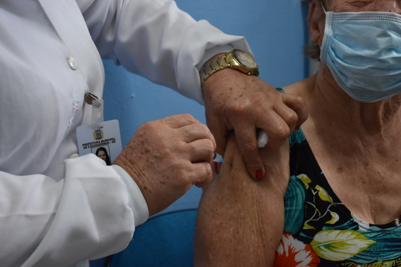 Pessoas com mais de 75 anos podem completar a imunização na capital gaúcha