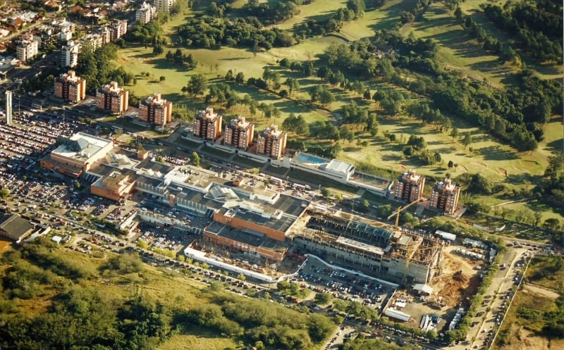 {'nm_midia_inter_thumb1':'https://www.jornaldocomercio.com/_midias/jpg/2021/04/14/206x137/1_shopping_iguatemi_porto_alegre_1997_jornal_do_comercio-9290524.jpg', 'id_midia_tipo':'2', 'id_tetag_galer':'', 'id_midia':'6077339214afa', 'cd_midia':9290524, 'ds_midia_link': 'https://www.jornaldocomercio.com/_midias/jpg/2021/04/14/shopping_iguatemi_porto_alegre_1997_jornal_do_comercio-9290524.jpg', 'ds_midia': 'P.3 - Página 3 - coluna começo de Conversa - Shopping Iguatemi Porto Alegre - fotos históricas - foto de 1997 - como ficou a região 14 anos apos a inauguração do empreendimento. ', 'ds_midia_credi': 'SHOPPING IGUATEMI/DIVULGAÇÃO/JC', 'ds_midia_titlo': 'P.3 - Página 3 - coluna começo de Conversa - Shopping Iguatemi Porto Alegre - fotos históricas - foto de 1997 - como ficou a região 14 anos apos a inauguração do empreendimento. ', 'cd_tetag': '1', 'cd_midia_w': '800', 'cd_midia_h': '497', 'align': 'Left'}