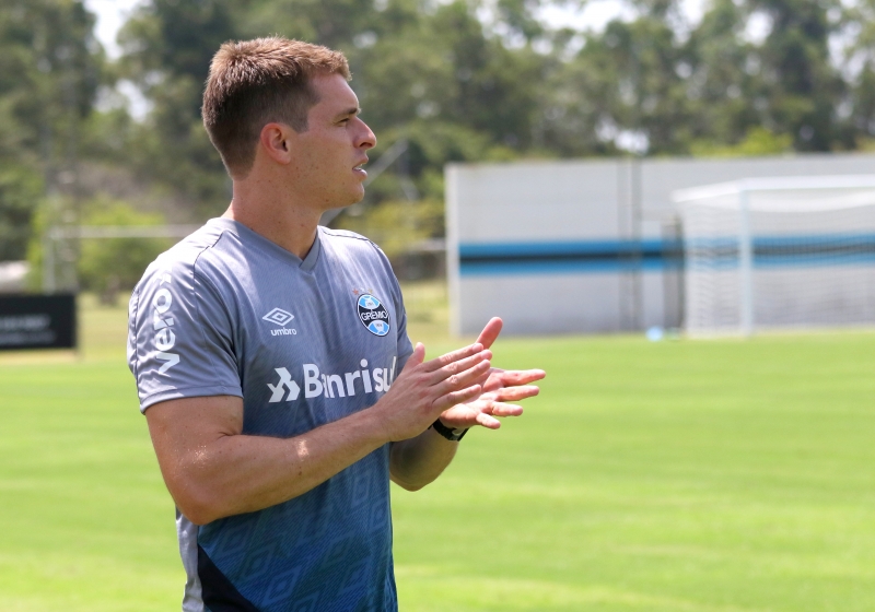 Thiago Gomes assume o comando técnico até o clube contratar um novo comandante