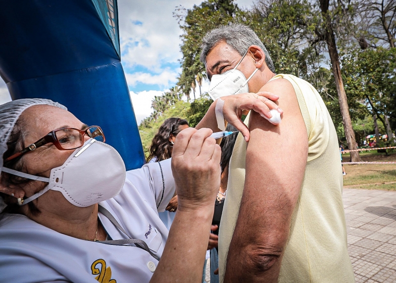 Melo recebeu a imunização no posto avanço do Parque Farroupilha neste domingo