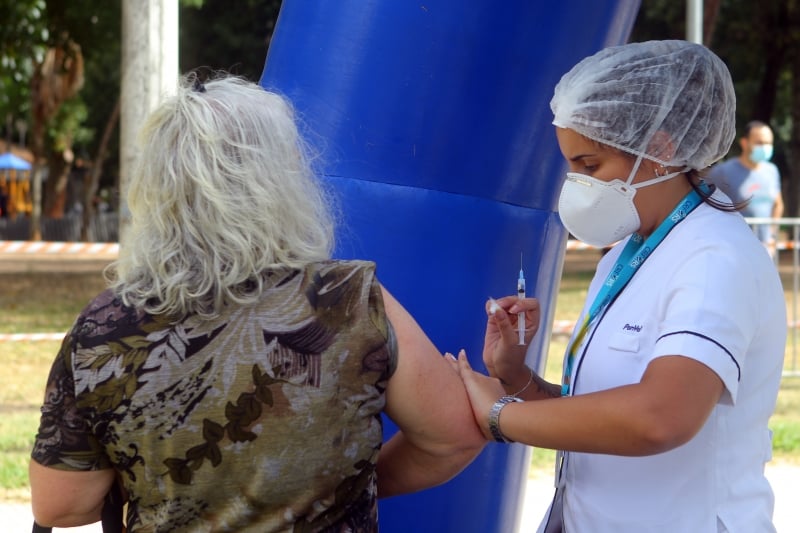 Estarão abertos 30 pontos em unidades de saúde e três drive-thrus para aplicar as doses da vacina