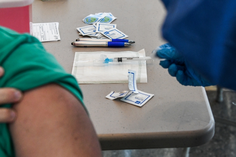 Nas últimas 24 horas, 421.921 pessoas receberam a primeira dose da vacina