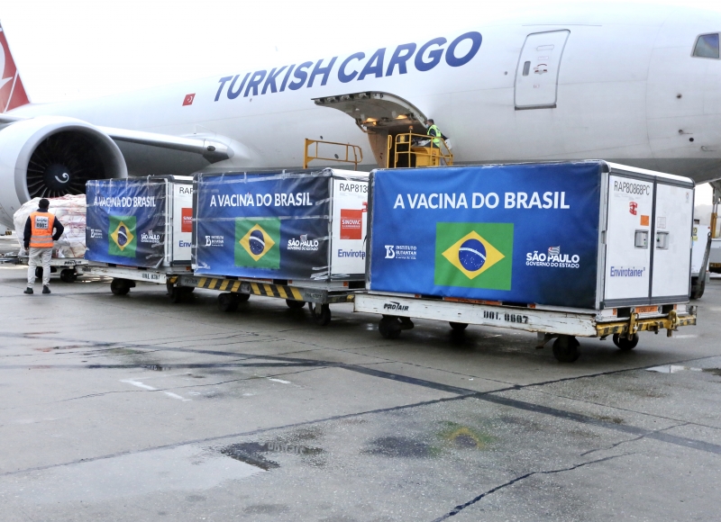 Chegada dos insumos ocorreu na manhã desta segunda-feira, no aeroporto de Guarulhos