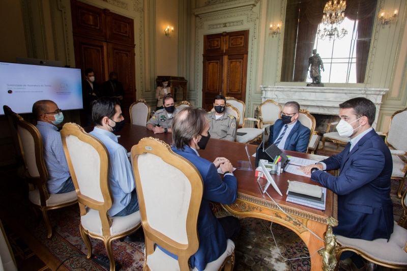 Cidades -  O governo do Estado, por meio das secretarias da Segurança Pública e de Logística e Transportes, assinou, na manhã desta terça-feira (20/4), um termo de cooperação com a empresa GLP para a construção de um posto do Comando Rodoviário da Brigada Militar (CRBM) na ERS-118 - Felipe Dalla Valle