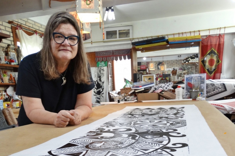 Artista e professora apresenta 35 obras em xilogravura de diferentes fases criativas