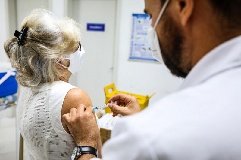 A vacina será aplicada 30 unidades de saúde e em três drive-thrus