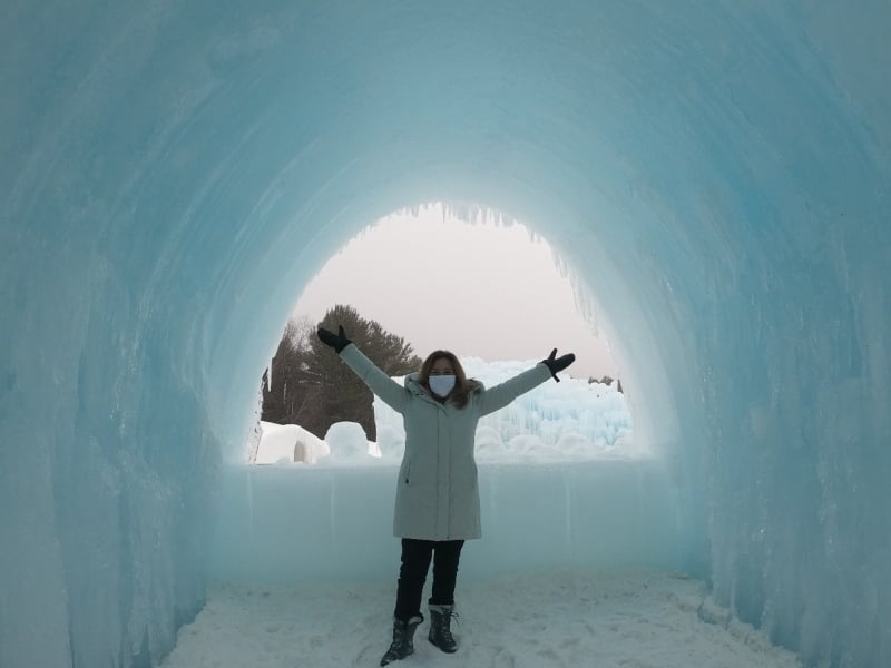 Jornalista Carolina Cimenti no túnel do castelo de gelo nos arredores de Nova York