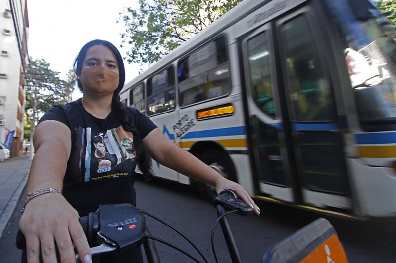 Manoela Silveira, bibliotecária que trocou o ônibus pela bicicleta