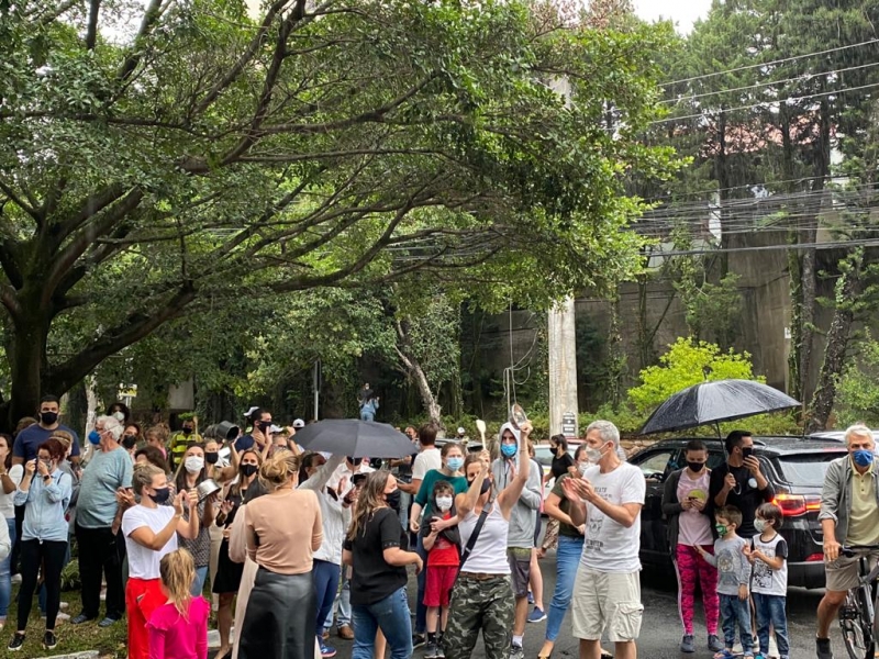 Grupo protestou em frente à residência da juíza e no Palácio Piratini