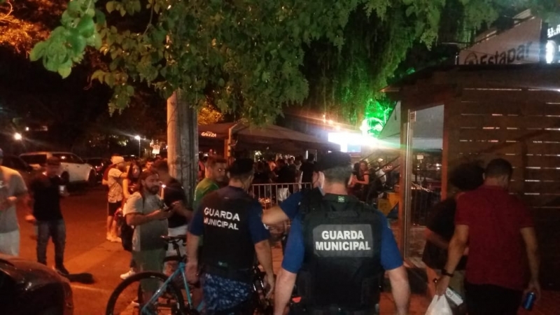 Uma das aglomerações ocorreu na rua Padre Chagas, no bairro Moinhos de Vento