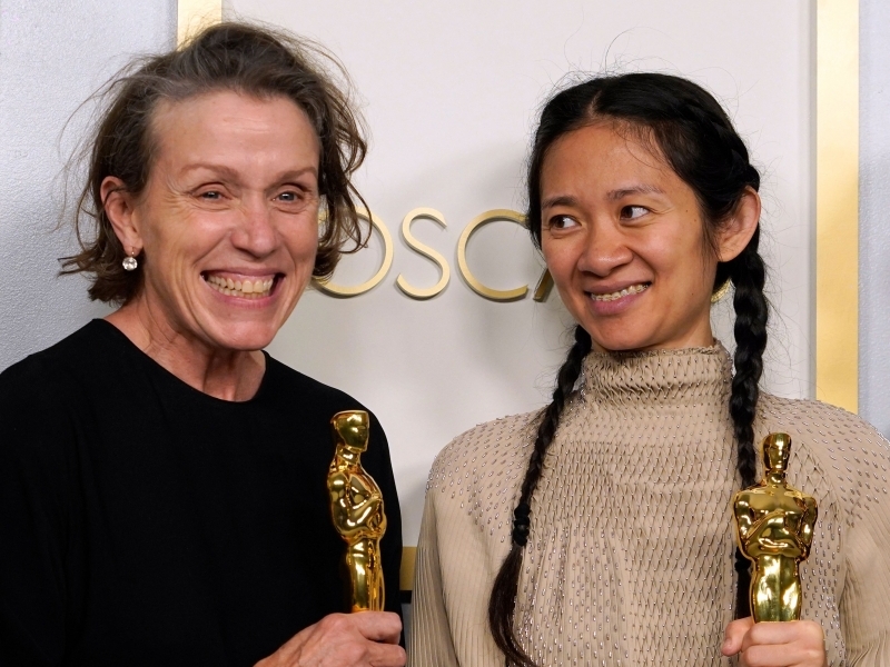 Chloe Zhao (d) recebeu o prêmio de melhor direção por Nomadland; Frances McDormand (e), foi escolhida a melhor atriz pelo mesmo filme