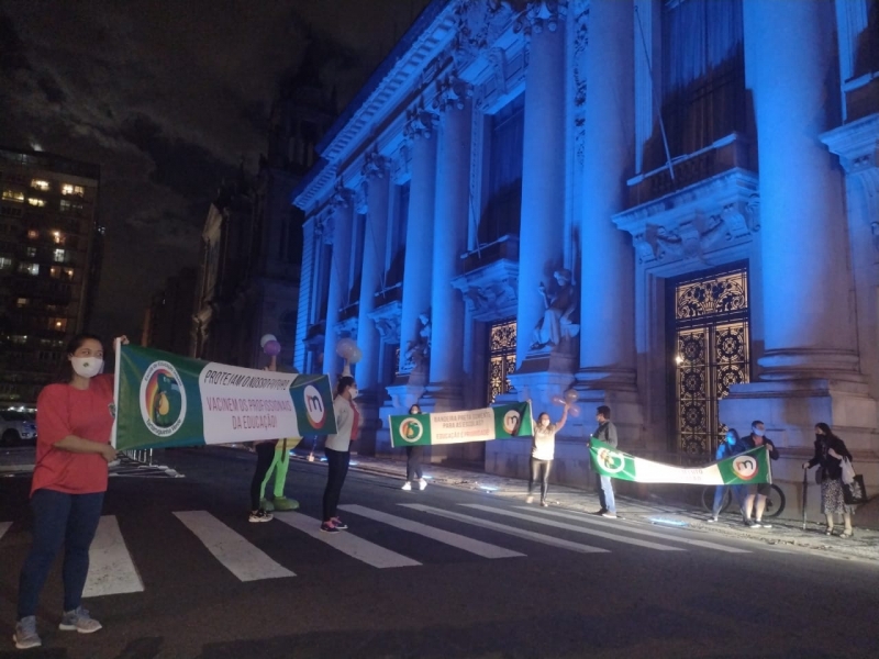 Grupo levou a manifestação para o Palácio Piratini, no Centro Histórico, no início da noite