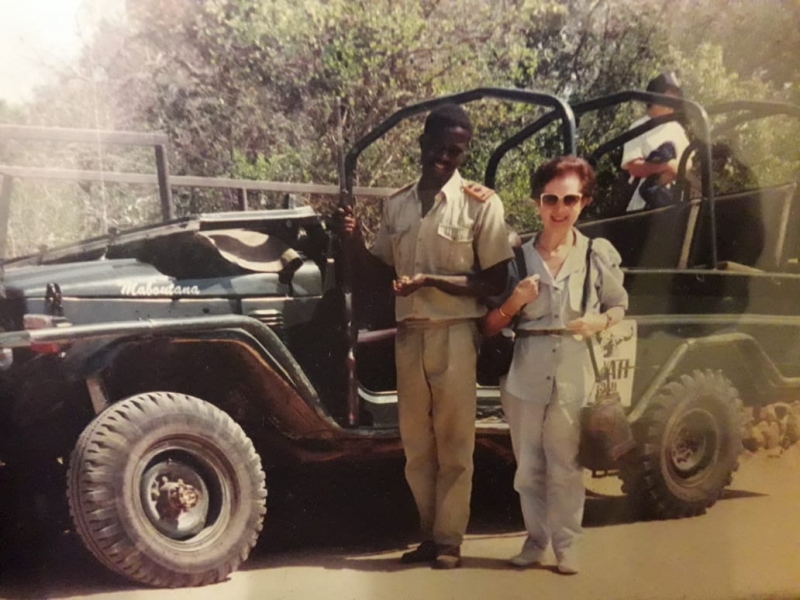 Serão quatro leilões para vender objetos de Neuza Maria, na foto ao lado de morador do Quênia