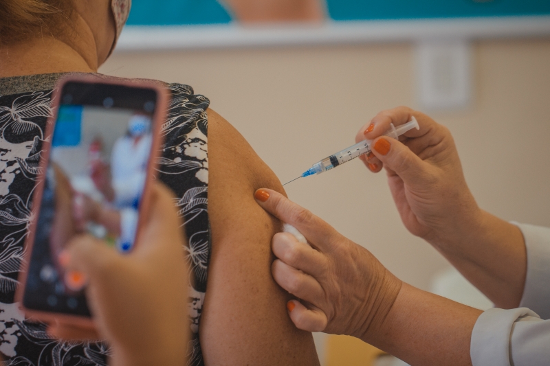 Número está bem abaixo das mais de 432 mil doses esperadas para concluir o esquema vacinal de idosos e profissionais da saúde