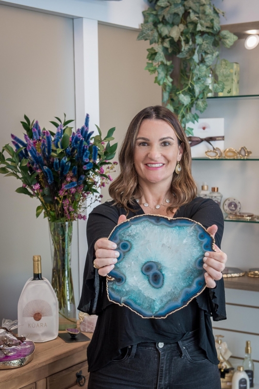 A marca de Luciana vende, entre outros itens, t&aacute;buas para petiscos Foto: Guto Oliveira/Divulga&ccedil;&atilde;o/JC