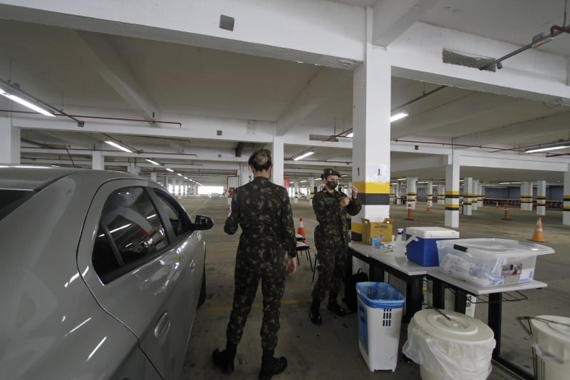 Movimento baixo no drive thru de vacina&ccedil;&atilde;o da PUC se repetiu tamb&eacute;m nos 15 postos de sa&uacute;de destinados &agrave; campanha