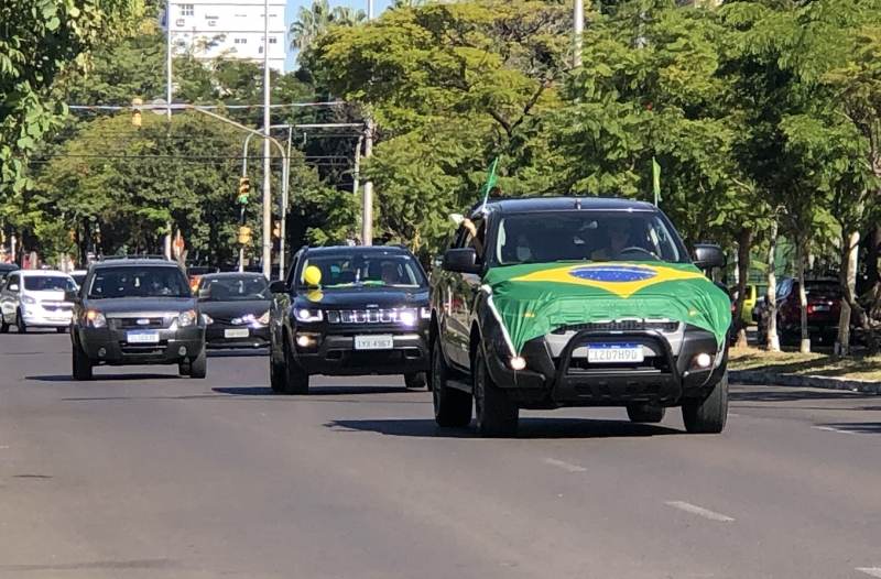 No trajeto pelas ruas da Capital, alguns carros estavam cobertos com a bandeira do Brasil