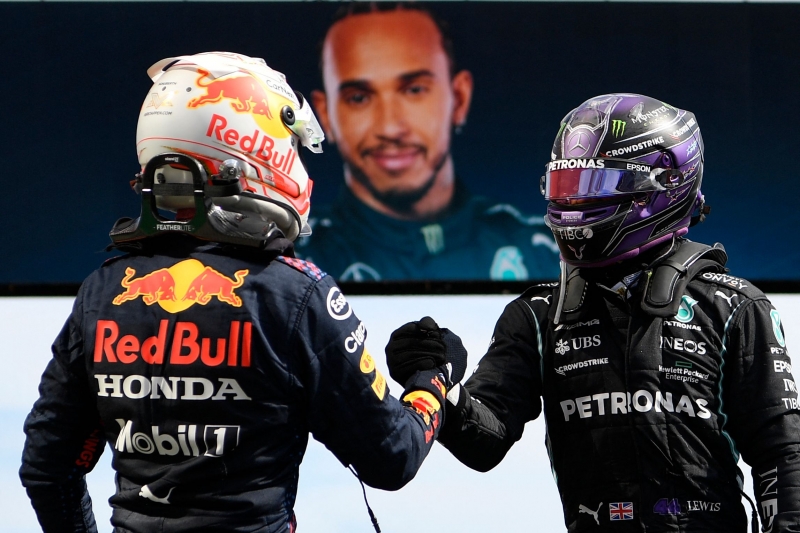 Com a 97ª vitória na carreira, Hamilton ampliou a vantagem para o vice-colocado, Verstappen