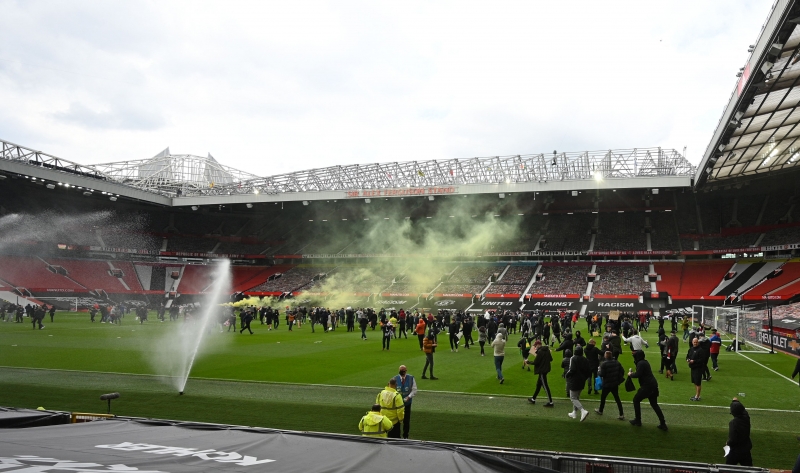 Torcedores exibiam faixas pedindo a saída da família Glazer do comando da equipe de Manchester