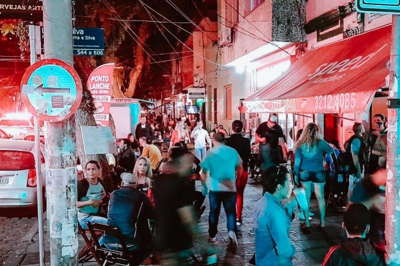 est&aacute; vedada a tele-entrega de bebidas alco&oacute;licas e alimentos a quem estiver em via p&uacute;blica