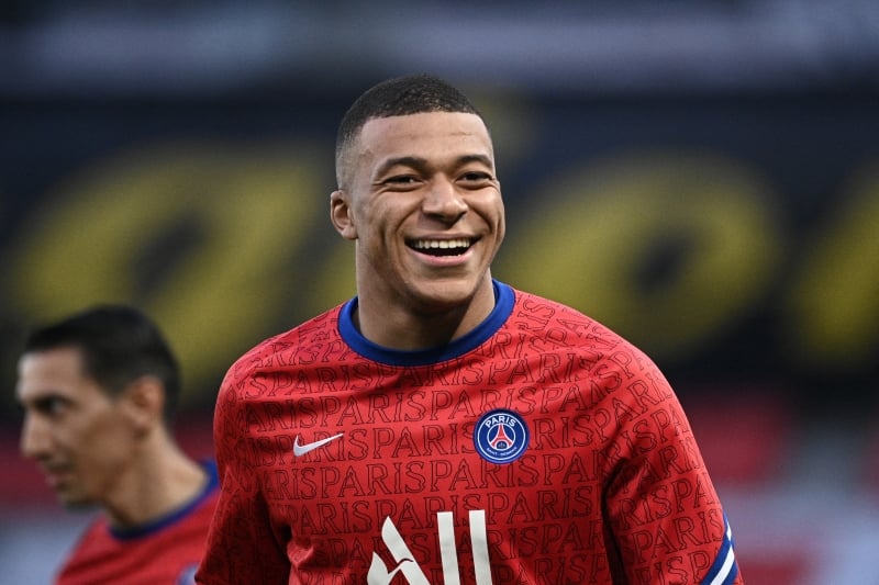 Paris Saint-Germain's French forward Kylian Mbappe warms up prior to the UEFA Champions League first leg semi-final football match between Paris Saint-Germain (PSG) and Manchester City at the Parc des Princes stadium in Paris on April 28, 2021. (Photo by Anne-Christine POUJOULAT / AFP)