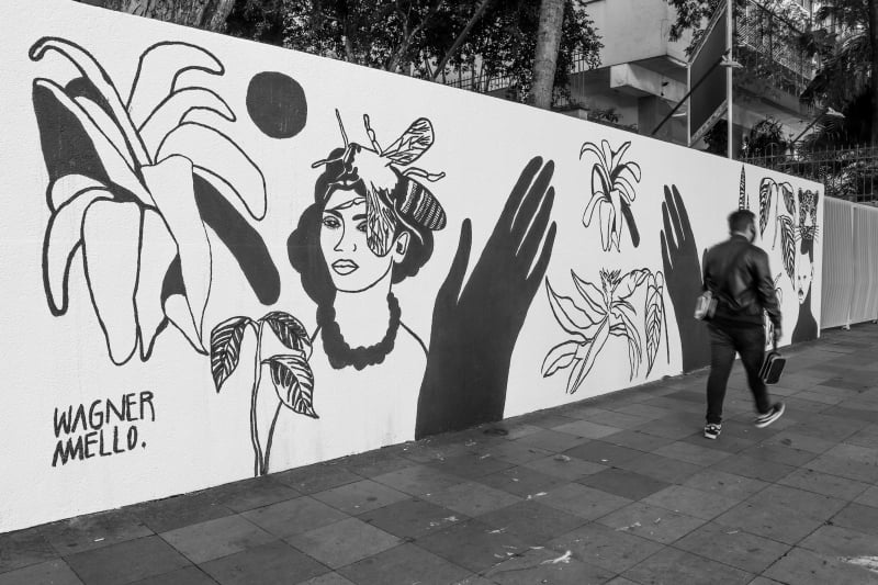 Primeiro mural de 2021 na fachada traz a obra 'A cura é a revolução em si', de Wagner Mello
