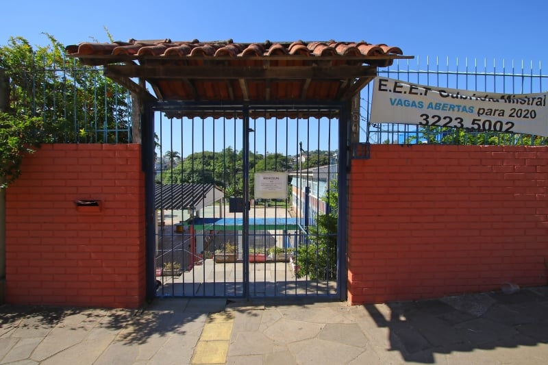 {'nm_midia_inter_thumb1':'https://www.jornaldocomercio.com/_midias/jpg/2021/05/03/206x137/1_lp_030521___escolas__14_-9307612.jpg', 'id_midia_tipo':'2', 'id_tetag_galer':'', 'id_midia':'60901f3875420', 'cd_midia':9307612, 'ds_midia_link': 'https://www.jornaldocomercio.com/_midias/jpg/2021/05/03/lp_030521___escolas__14_-9307612.jpg', 'ds_midia': 'Volta às aulas na rede estadual de ensino.   Na foto: Escola Estadual de Ensino Fundamental Gabriela Mistral ', 'ds_midia_credi': 'LUIZA PRADO/JC', 'ds_midia_titlo': 'Volta às aulas na rede estadual de ensino.   Na foto: Escola Estadual de Ensino Fundamental Gabriela Mistral ', 'cd_tetag': '1', 'cd_midia_w': '800', 'cd_midia_h': '533', 'align': 'Left'}