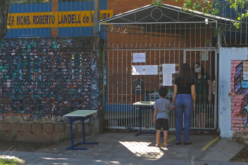 Na Escola Landel de Moura, no bairro Tristeza, os pais foram informados que não havia condições de receber os estudantes